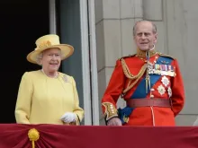 A rainha Elizabeth II e o príncipe Philip no paláci de Buckingham