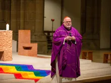 O cardeal Marx celebra missa com bandeira do movimento LGBT