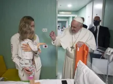 Papa Francisco visita crianças ucranianas em hospital italiano Bambino Gesù