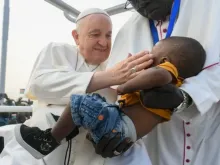 Papa cumprimenta menino durante missa hoje (5) em Juba, capital do Sudão do Sul - Crédito: Vatican Media