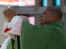 Cardeal Okpaleke celebra missa na Igreja dos Santos Mártires de Uganda, em Roma