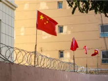 Muro com a bandeira chinesa em Xinjiang