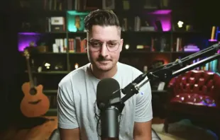 Cameron Bertuzzi no vídeo de seu canal "Capturing Christianity" no qual anuncia sua conversão à fé católica