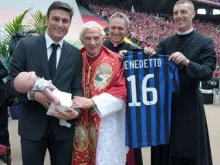 Papa Bento XVI junto a Javier Zanetti