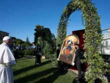 Papa Francisco reza a Nossa Senhora Desatadora dos Nós.