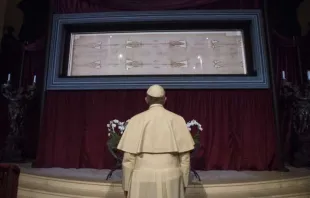 Papa Francisco reza diante do Sudário.