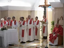 Papa e concelebrantes da missa de hoje na Casa Santa Marta.