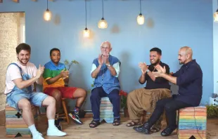 Padre Júlio Lancelotti com a equipe do documentário.
