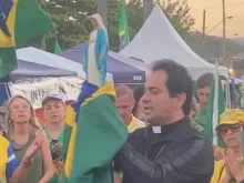Padre Fabian Marcelo Capistrano em manifestação política.