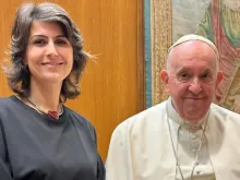 Manuela D'Ávila foi recebida pelo papa Francisco no Vaticano.
