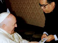 Padre Humberto da Silva, administrador diocesano da diocese de Estância (SE) entregando a carta das crianças ao Papa
