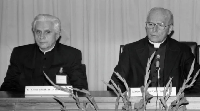 aaaOs-cardeais-Joseph-Ratzinger-e-Eugenio-Sales-na-inauguracao-do-Curso-para-os-Bispos-no-Rio-de-Janeiro-em-1990.png ?? 