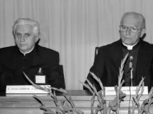 Cardeal Joseph Ratzinger (papa Bento XVI) e cardeal Eugenio de Araújo Sales no primeiro curso para bispos da arquidiocese do Rio de Janeiro.