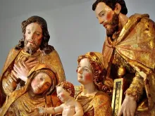 Grupo escultórico de são Joaquim e santa Ana com a Sagrada Família