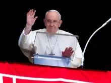O papa Francisco saúda os fieis antes do Ângelus