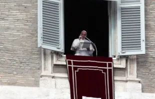 Papa no Ângelus. Foto Alexey Gotovsky