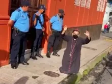 Dom Rolando Álvarez vigiado pela polícia em 4 de agosto de 2022.