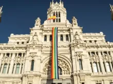 Bandeira LGBT num edifício público