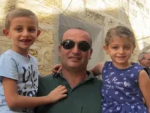 Bassel Habkouk com seus dois filhos.
