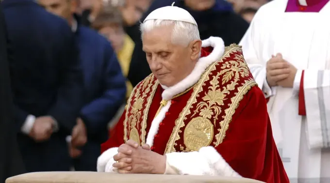 benedicto-xvi-la-adoracion-es-vida.jpg ?? 