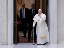 O papa anda de bengala em encontro com o Caminho Neocatecumenal