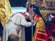 Patriarca Ecumênico Bartolomeu I saúda o Papa Francisco com o beijo sinal do desejo de comunhão e de paz.