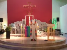 Um serviço de bênção para homossexuais na Igreja da Juventude em Würzburg, Alemanha, 10 de maio.