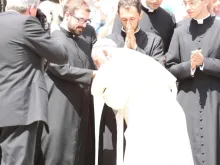 Papa Francisco e alguns jovens sacerdotes.