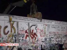 O muro de Berlim durante sua demolição.