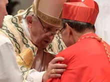 Papa Francisco impõe o barrete ao Cardeal Gregorio Rosa Chávez.