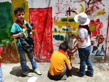 Na Síria, crianças desenham nos muros destruidos pelos ataques.