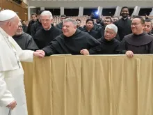 O papa saúda os participantes do Curso sobre o Foro Interno