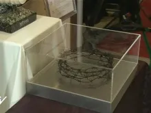 A coroa de espinhos que deram de presente ao Papa Francisco na Coréia (imagem captura de tela youtube CTV)