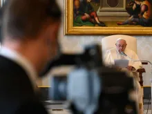 Papa Francisco lê seu discurso da audiência geral na biblioteca apostólica.
