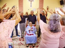 Sra. Petronilia junto dos familiares.