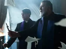 Padre Esquibel (Daniel Zovatto) e padre Gabriele Amorth (Russell Crowe) em O Exorcista do Papa