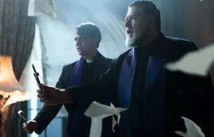 O padre Esquibel (Daniel Zovatto) e o padre Gabriele Amorth (Russell Crowe) em O Exorcista do Papa