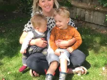 Máire Lea-Wilson com os filhos Aidan (esq.) e Tom
