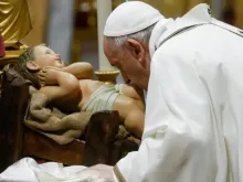 O papa Francisco beija o menino Jesus do presépio