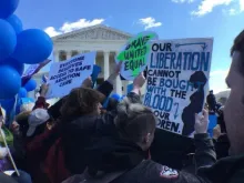 Manifestações pró e contra o aborto diante da Suprema Corte em 2016