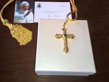 A cruz peitoral de Bento XVI que foi roubada