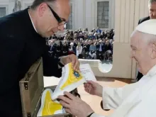 Papa Francisco recebe tênis personalizado