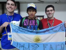 Facundo (no meio) cruzou a América do Sul andando para participar da JMJ Rio2013. Credit: Estefania Aguirre