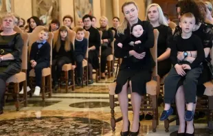 Parentes de mineiros mortos ouvem o papa