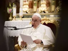 O papa discursa na catedral de Atenas