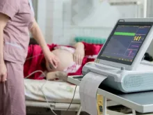 Mulher grávida faz ultrassonografia