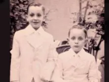 O jovem Jorge Mario Bergoglio -hoje Papa Francisco- junto com o seu irmão na sua Primeira Comunhão