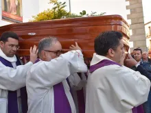 Momento do funeral do missionário salesiano César Fernández em sua cidade natal de Pozoblanco, Córdoba (Espanha).