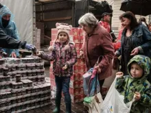 Distribuição de alimentos da filial da Caritas Internationalis em Kharkiv, Ucrânia