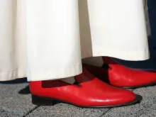 Papa Bento XVI chega ao Centro Cultural Papa João Paulo II em Washington, DC, para participar de uma reunião interreligiosa usando sapatos vermelhos brilhantes em 17 de abril de 2008